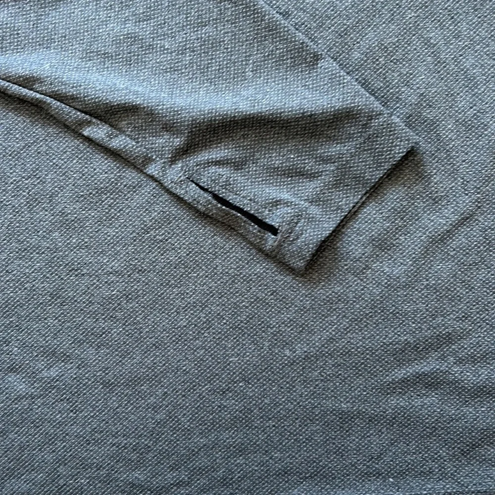 Activewear gray and black shirt - Picture 3 of 4
